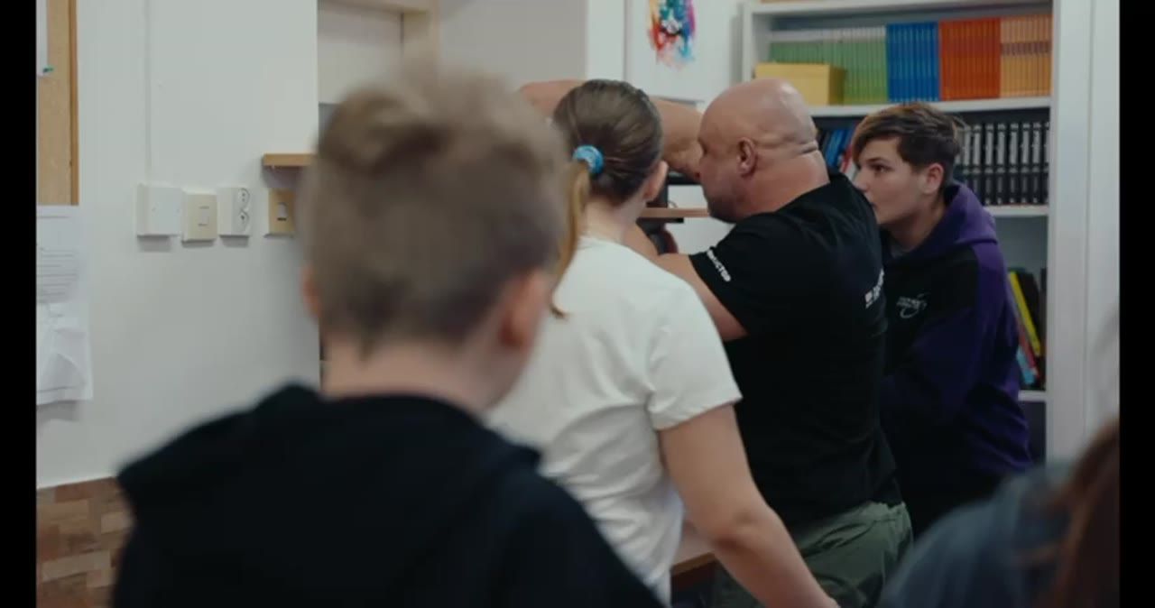 Instruktor vede praktickou modelovou situaci