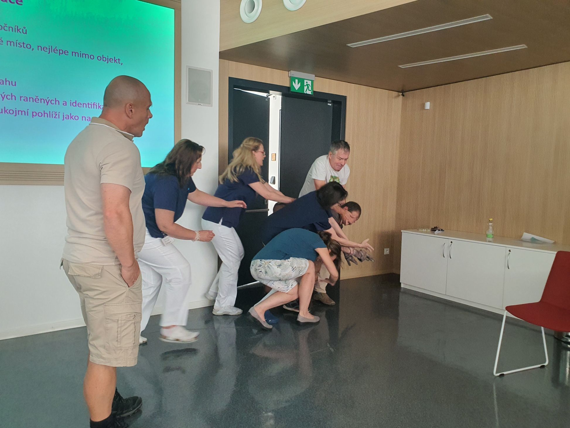 Instruktor a personál u prezentace při briefingu krizové komunikace
