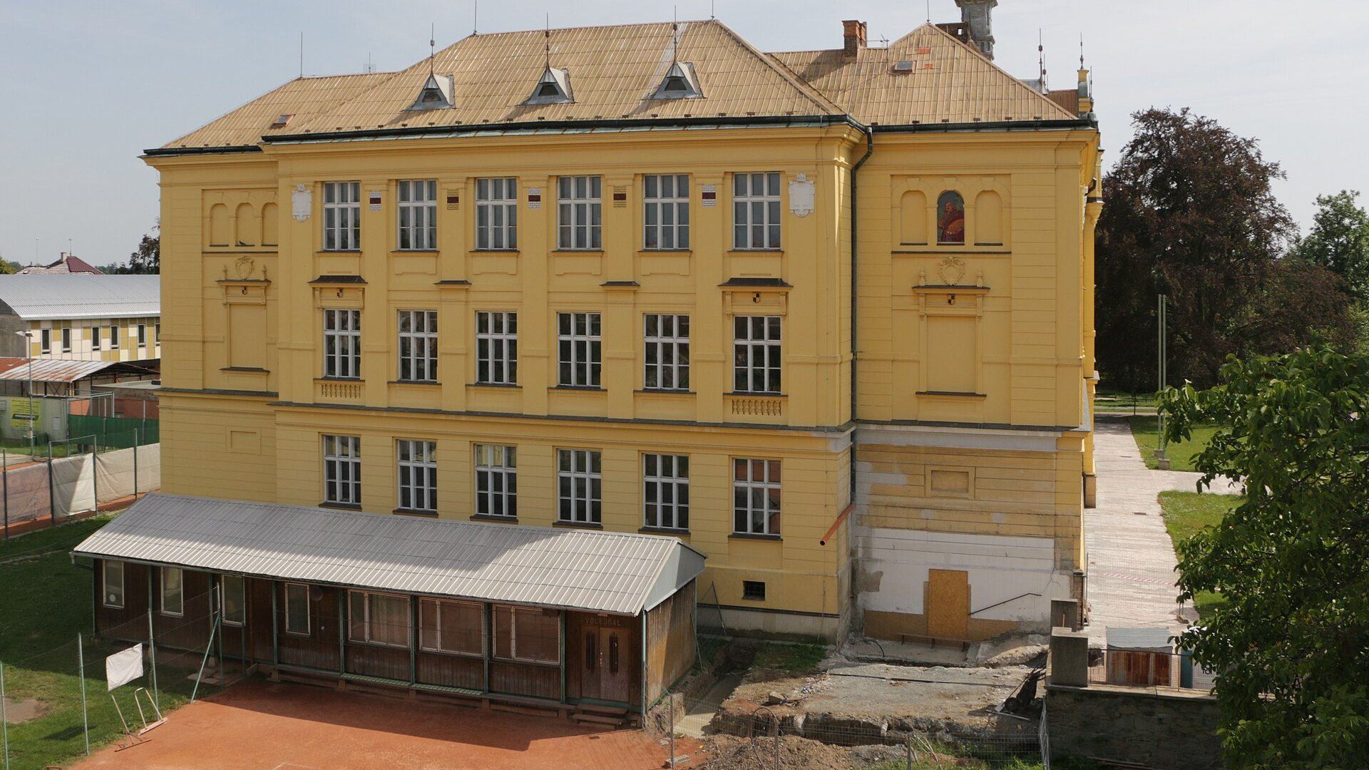 Budova školy a vzdělávací instituce