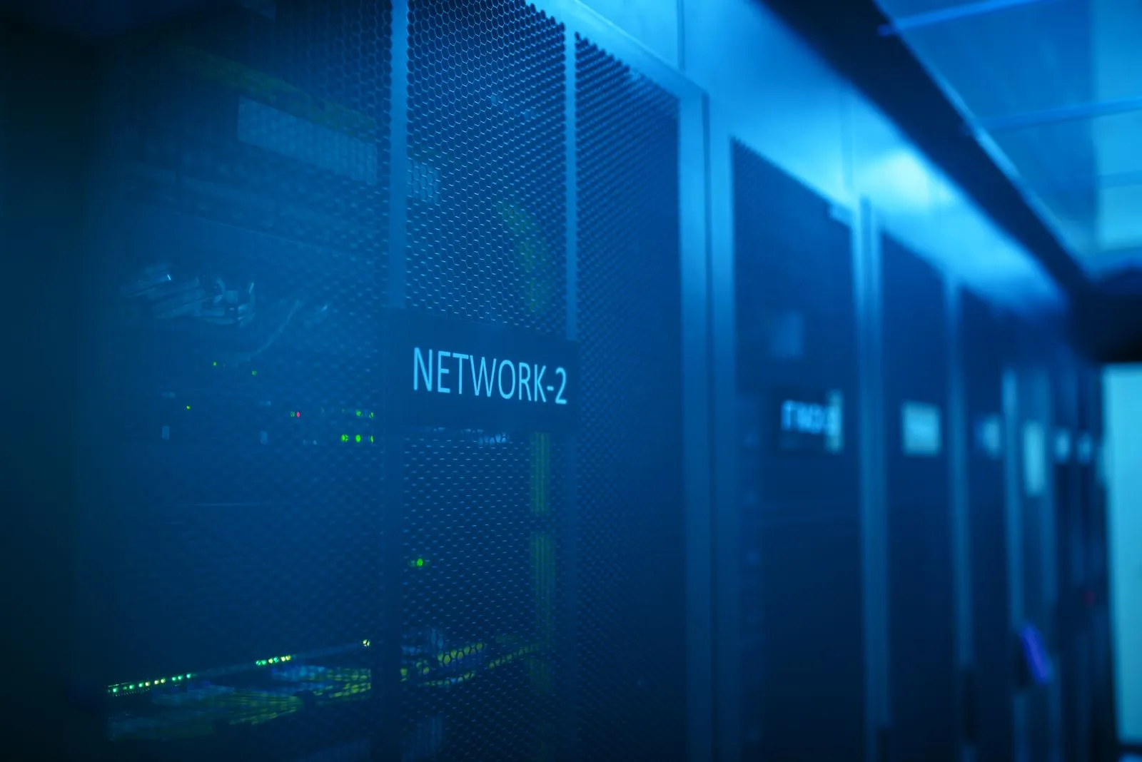 Moderní serverovna v modrém světle — zálohy a obnova dat