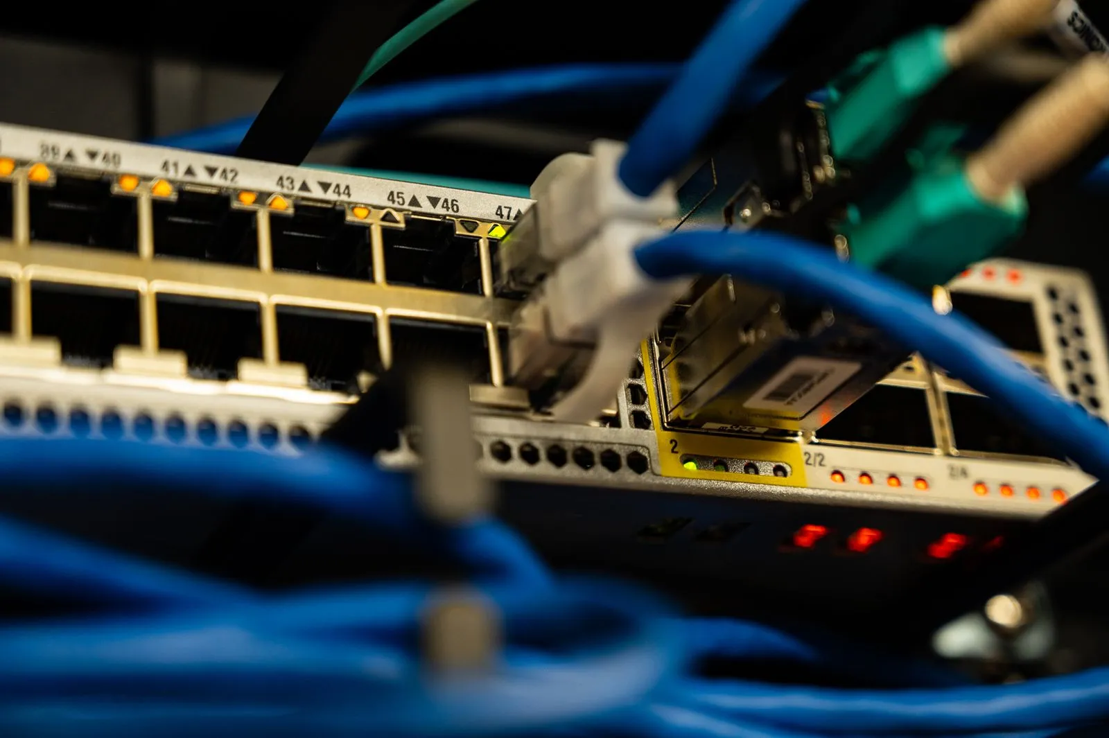 Detail síťového switche s kabely — kritická infrastruktura pod NIS2