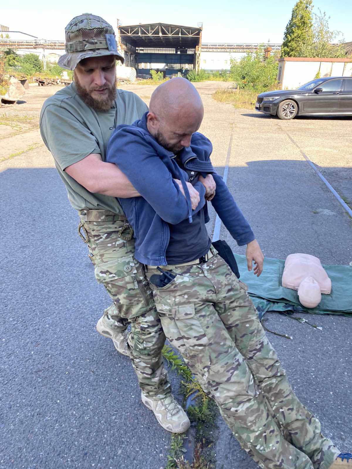 Nácvik sebeobrany pod tlakem ve výcvikovém areálu
